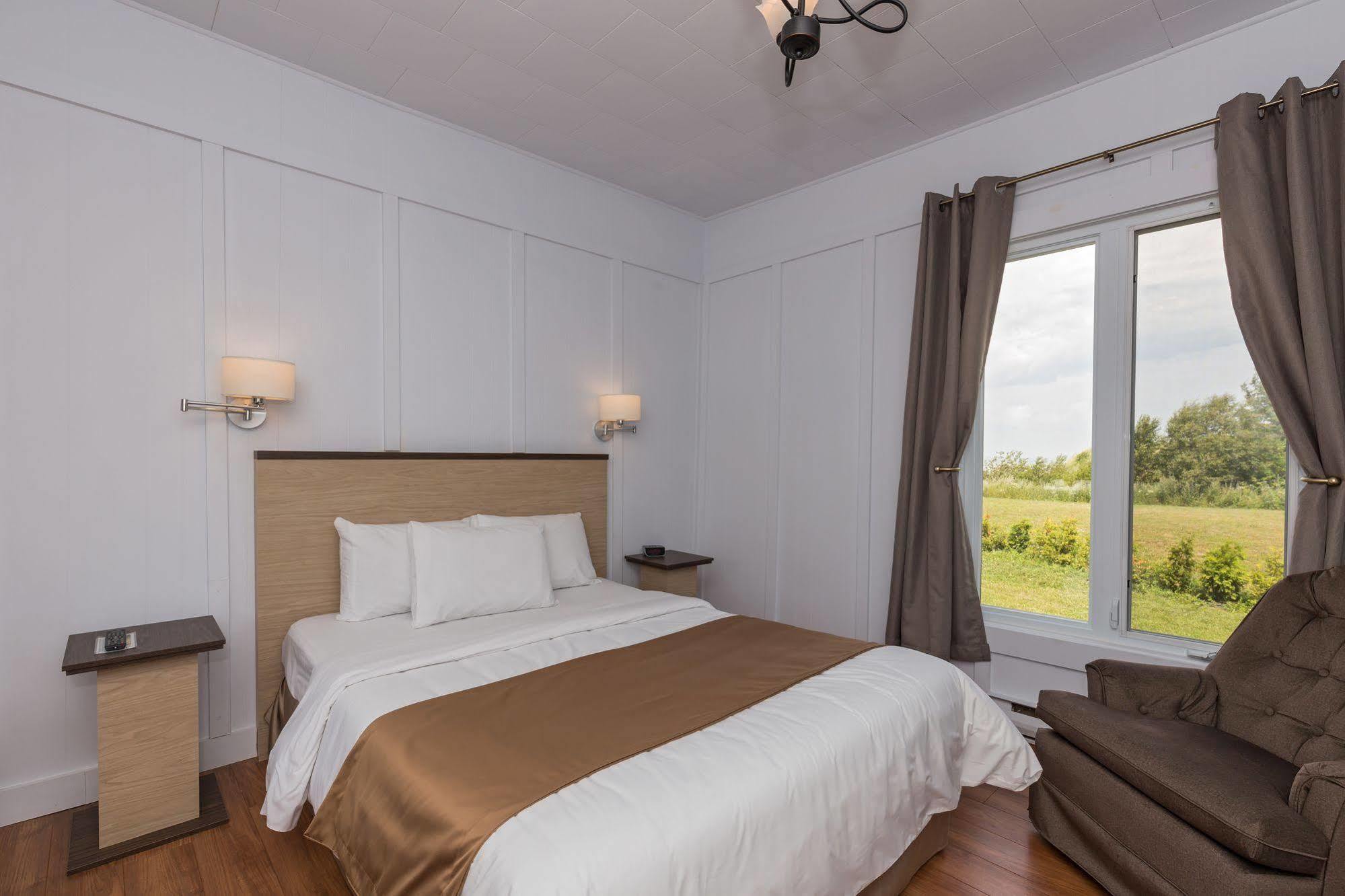 Motel Au Fleuve D'Argent Rivière-du-Loup Exteriör bild