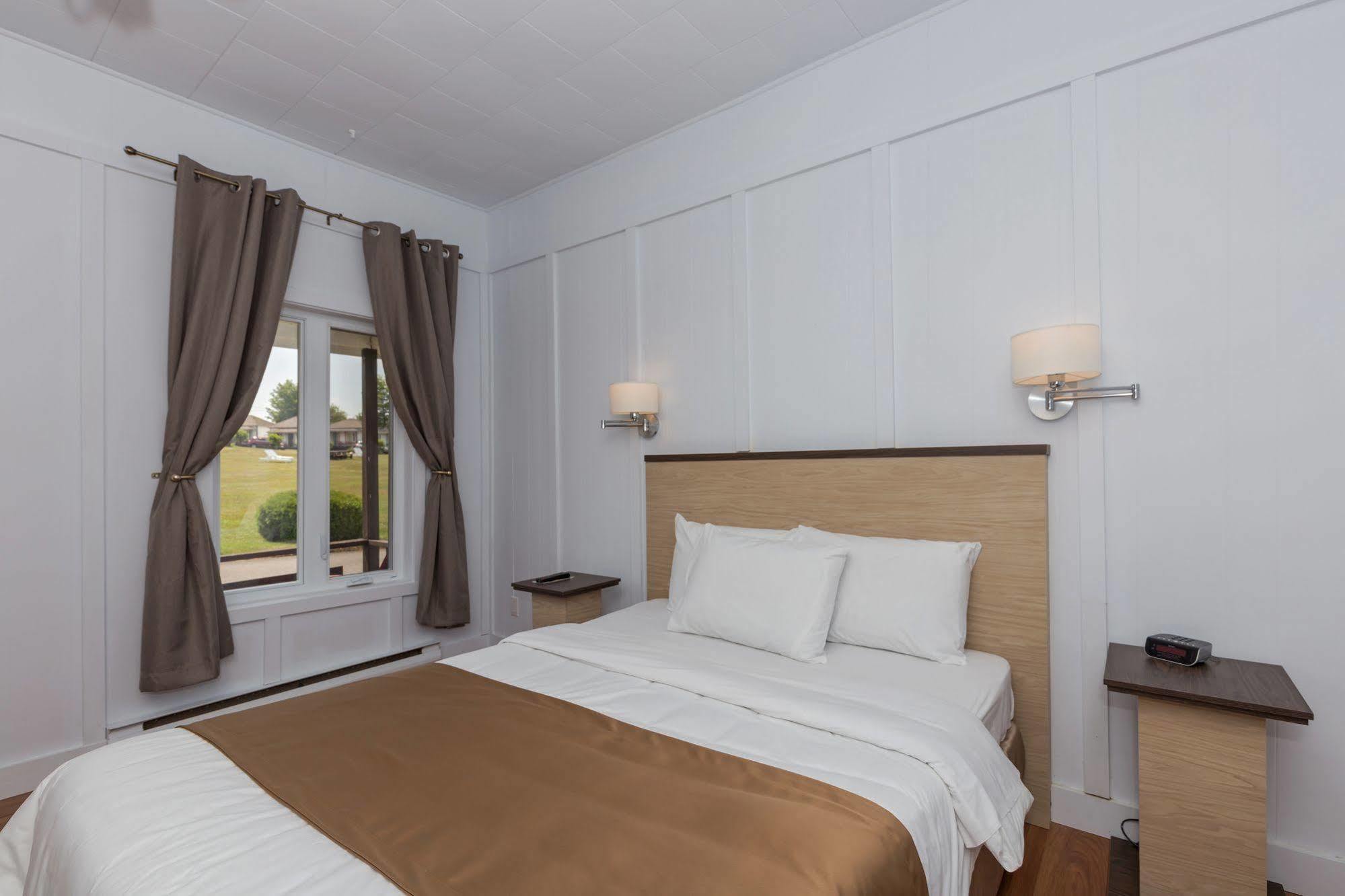 Motel Au Fleuve D'Argent Rivière-du-Loup Exteriör bild