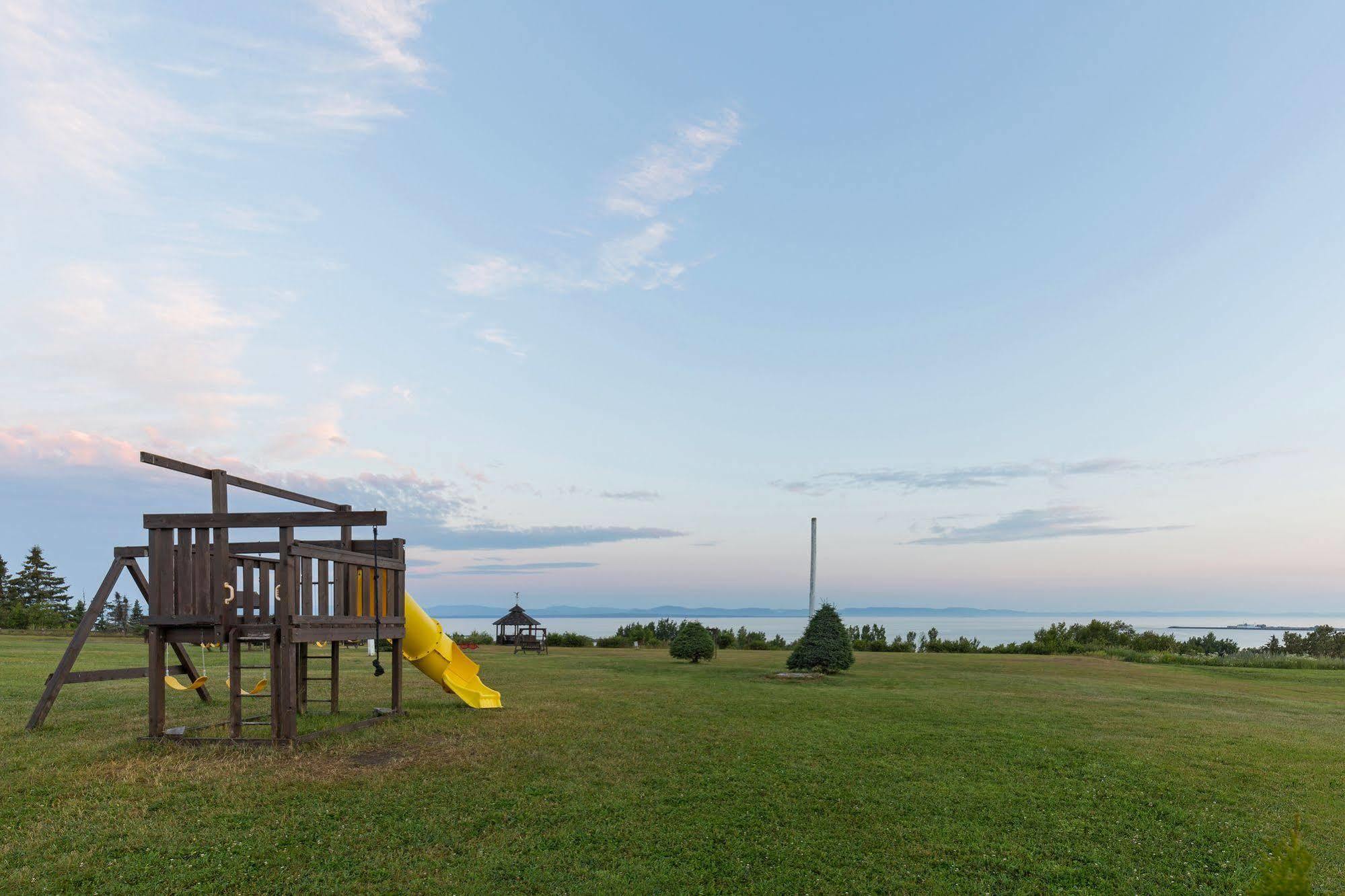 Motel Au Fleuve D'Argent Rivière-du-Loup Exteriör bild