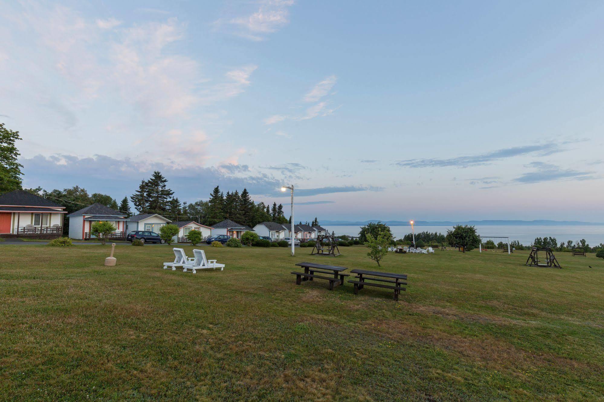 Motel Au Fleuve D'Argent Rivière-du-Loup Exteriör bild