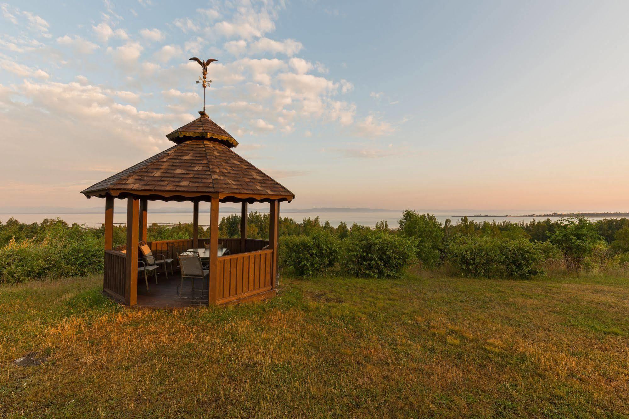 Motel Au Fleuve D'Argent Rivière-du-Loup Exteriör bild